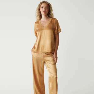 Chemisier élégant à manches courtes et col en V pour femme-Idéal pour les bureaux professionnels, disponible en noir et blanc classique - Product Image 1