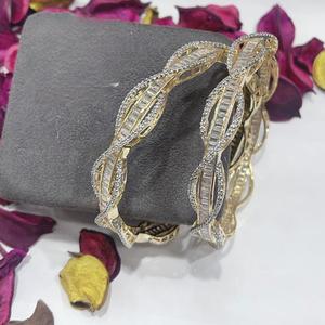 Conjunto de Dos Brazaletes de Alta Calidad con Piedras de Circonita Cúbica en Acabado Dorado y Blanco para Bodas y Eventos, para Mujeres y Niñas - Product Image 1