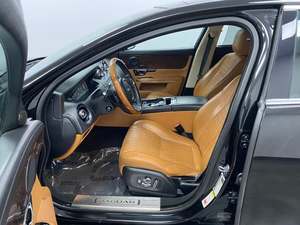 Increíble Jaguar XJ-Series XJL Portfolio AWD 2017 Usado en Perfectas Condiciones, con Poco Kilometraje, en Existencia, Ofrecido a un Precio Increíble - Product Image 5