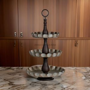 ถาดเสิร์ฟสีเงินทรงสี่เหลี่ยมที่มีความซับซ้อนพร้อมการออกแบบที่ทันสมัยและพื้นผิวขัดเงาเหมาะอย่างยิ่งสำหรับความบันเทิงและการแสดงผลสุดหรู - Product Image 3