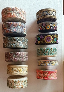 Dentelle brodée élégante sur mesure. Conçu pour la beauté et la polyvalence. Idéal pour la décoration de la maison ou une occasion spéciale - Product Image 6