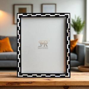 Cadre photo moderne en résine osseuse incrustée, fait à la main, motif nacré, avec options de montage sur table et mural - Product Image 2