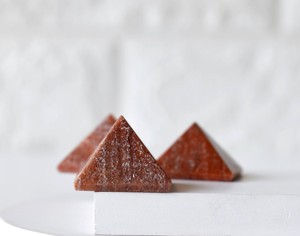 Vente en gros de mini-pyramides de guérison en cristal d'aventurine orange attrayantes pour la méditation et la décoration - Product Image 1