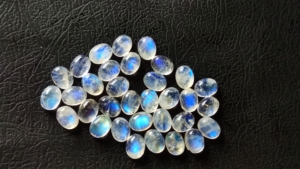 Pierre de lune arc-en-ciel naturelle 6x8mm Cabochon à dos plat pour bijoux prix de gros bleu pierre de lune flashy cabines ovales pierres lâches - Product Image 5