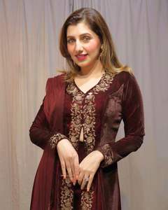 TRAJE SALWAR DE SECUENCIA DE BORDADO DE TERCIOPELO PESADO DE ÚLTIMO DISEÑADOR - Product Image 2