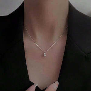 Pendentif tendance en forme de goutte d'eau en diamant plaqué rhodium avec chaîne - Product Image 4