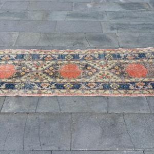 Alfombra Turca de 2.1x12.6 pies, Alfombra Vintage de Lana con Borde Azul - Product Image 4