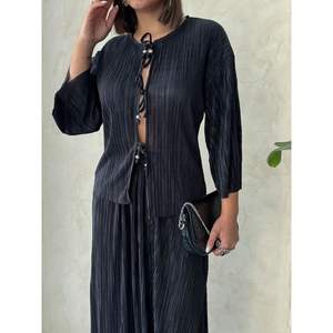 Blusa plisada para mujer con lazo frontal - Product Image 5