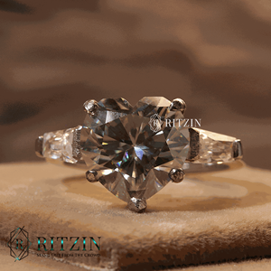 Anillo de compromiso de estilo de 3 piedras de diamante de corte Baguette cónico y corazón para mujer - Product Image 1