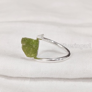 Anillo de Plata de Ley 925 con Piedra Natural de Peridoto en Bruto para Mujer, Joyería con Banda Cruzada, Piedra de Nacimiento de Agosto - Product Image 1