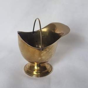 Seau à charbon en laiton de style antique avec poignée incurvée et finition vintage parfait pour la décoration classique de la cheminée et le stockage des cendres - Product Image 3