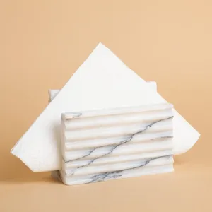 Servilletero acrílico de alta calidad con diseño claro perfecto para hoteles, restaurantes y salones de banquetes a precios asequibles - Product Image 3