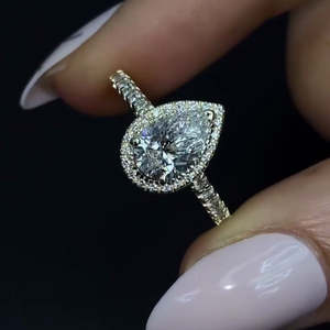 Anillo de Diamantes de Laboratorio con Certificación IGI, 1.80 Quilates, Corte Pera, Color D, Claridad VVS-VS, con Halo y Corte Catedral, Accesorio de Compromiso y Boda para Mujer - Product Image 1