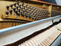 Piano Vertical KAWAI KU1 Original de Japón/ Modelo Mejorado, Piano Negro Pulido con Sonido Enriquecido, 88 Teclas, Precio Accesible