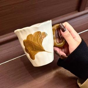 Taza de Café de Cerámica Pintada a Mano con Diseño de Hoja de Ginkgo, Asa Marrón, Estilo Vintage, Capacidad de 201-300 ml, Reutilizable - Product Image 1