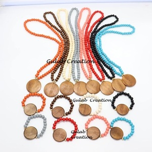 Perles en bois noires peintes à la main et gros pendentif rond Long pull collier bijoux de déclaration modernes pour les femmes - Product Image 4