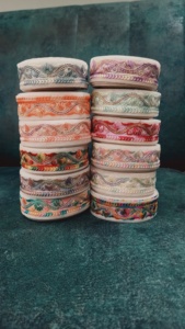 Dentelle brodée florale colorée exquise avec des détails complexes pour des projets élégants d'artisanat, de mode et de décoration intérieure - Product Image 6