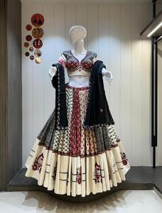 Conjunto de Lehenga Choli de Algodón con Estampado de Lámina, Diseño Tradicional Kutchhi, Vestido Reversible Largo Hasta el Suelo, Especial para Diwali - Product Image 2