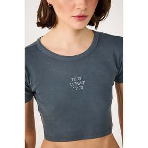 T-shirt court pour femme 100% coton côtelé avec broderie en pierres, col rond, coupe classique - Product Image 5