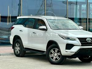 Toyota Fortuner EXR 2.7L V4 SUV Automatica a Benzina Usata Bianca 2023 Pronta per la Spedizione - Product Image 4