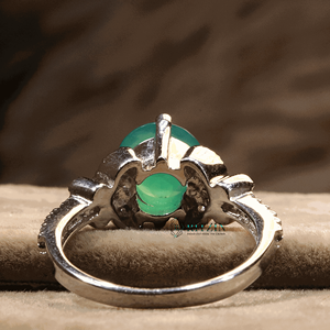 Solitario de diamante de corte redondo verde con anillo de compromiso de acento para mujer - Product Image 2