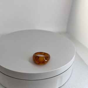 Bague en résine fabriquée à la main avec des couleurs vives et des motifs uniques, parfaite pour ajouter une touche élégante à n'importe quelle tenue. - Product Image 4