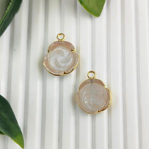 Cornalina Rosa tallada galvanizada colgante hecho a mano cobre piedra natal Rosa flor forma oro galvanizado mano antojo encantos - Product Image 3