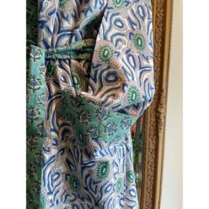 เสื้อคลุมอาบน้ำลายดอกบัว KIMONO ผ้าทอเนื้อนุ่ม ฟรีไซส์ เอวยางยืด ปิดด้วยกระดุมและเชือกผูก เหมาะสำหรับใส่ในฤดูใบไม้ผลิ ชุดอยู่บ้าน - Product Image 4