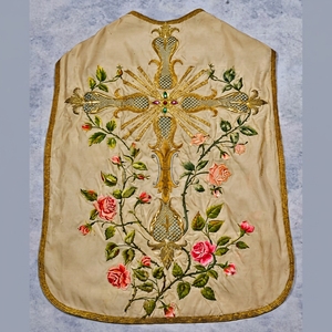 Casulla Bordada a Mano con Hilos Metálicos Dorados, Vestimenta Tradicional Católica para el Clérigo, Túnica de Misa con Cruz Floral Metálica - Product Image 1