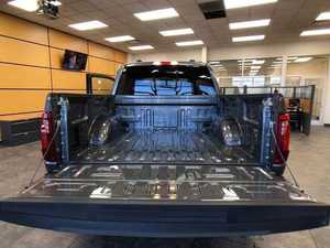 2024 F-150 XLT SuperCrew 4WD Volante a la Izquierda Interior Oscuro Asientos de Tela Neumáticos R19 EN Buen Estado - Product Image 5