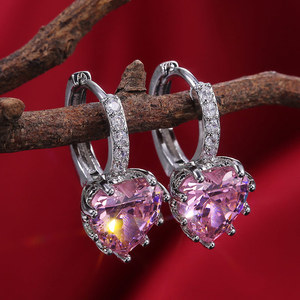 Orecchini a perno a forma di cuore rosa con montatura a griffe, gioielli da donna alla moda per tutti i giorni - Product Image 4