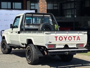 Toyota Land Cruiser 79 4.0 V6 Usado, 2010, Volante a la Izquierda/Derecha - Product Image 3