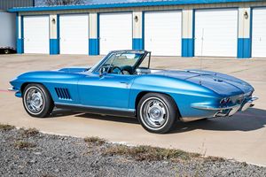 Chevrolet Corvette Convertible de 1967 Usado en Buen Estado, Restaurado, Transmisión Manual de 4 Velocidades, Motor V8 de 427 Pulgadas Cúbicas, Interior Blanco - Product Image 2