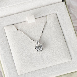 Collier pendentif tendance pour femme en argent sterling 925 avec chaîne gourmette et deux pierres de moissanite taille brillant ronde de 5 mm (0,50 ct) et 2,5 mm, serties à double bélière - Product Image 5