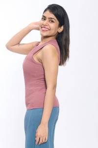 Camiseta sin mangas morada para mujer hecha de mezcla de poliéster ligero ideal para capas y uso diario - Product Image 5
