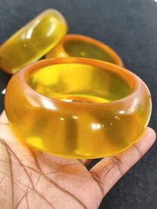 Brazaletes de resina facetada etérea - Product Image 5