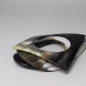 Bracelets en spirale en corne de buffle artisanale antique Bracelets pour femmes à la mode par l'artisanat en croissant - Product Image 2