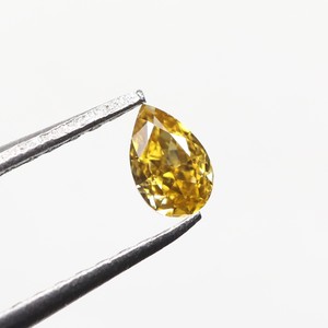 Diamant naturel de 0,13 ct, taille poire, coupe brillant modifiée, couleur jaune orange brunâtre fantaisie, très bon polissage, pour fiançailles avec diamant fantaisie - Product Image 2
