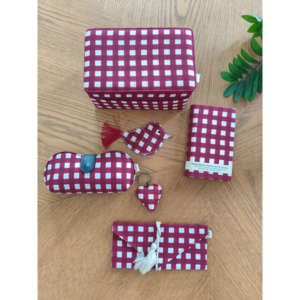 Coffret cadeau Cherry Checks de 6 pièces pour la Saint-Valentin, cadeaux de bienvenue pour le bureau et la maison - Product Image 1