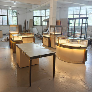 Vetrina Espositiva di Lusso per Gioielli e Orologi con Illuminazione LED, Vetro Dorato e Logo Personalizzato per Design d'Interni di Gioiellerie - Product Image 2