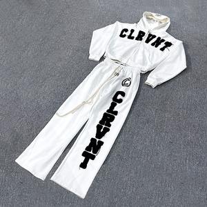 Survêtement sérigraphié à logo brodé sur mesure Sweat à capuche court avec fermeture éclair et ensemble de pantalons de survêtement à jambes larges Survêtement en coton molletonné unisexe - Product Image 1