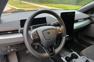 2023 F o r d M u s t a n g Ma che She LBY G T H Original Turbo Engine F W D Drive Asientos de cuero Oscuro - Product Image 3