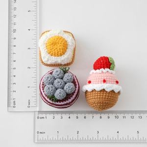 Nouveau produit : Porte-clés et pendentif de sac en peluche Acki en coton au crochet, motif gâteau et cornet à la crème aux cerises, mignon et fini - Product Image 2