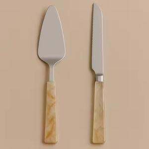 Ensemble de couteaux à gâteau en acier miroir moderne, 2 pièces, durables, faits à la main, aspect marbre noir, poignées en résine, outils élégants pour desserts - Product Image 5