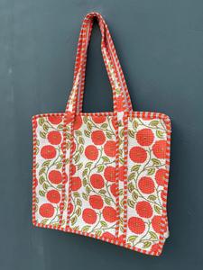 Bolsa de Mano de Algodón Acolchada con Estampado Floral Rojo, con Correa para el Hombro, Hecha a Mano, Moderna, Bolsa de Viaje con Bolsillo - Product Image 3