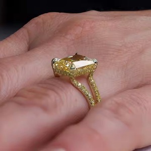 แหวนหมั้นเพชรสีเหลืองสดใสดีไซน์โดดเด่น2.50CT ใหม่ล่าสุด & ไม่เหมือนใครแหวนหมั้นเพชรสำหรับปลูกในห้องปฏิบัติการสีเหลืองทองฝรั่งเศส - Product Image 3