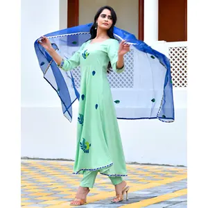 Ensemble de costume pour femme Morepankh en rayonne vert encre - Product Image 4