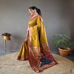 Sari de Seda Paithani VASTRA COTTAGE con Bordado de Pallu en Contraste Intenso y Hermoso Diseño Butti, Traje Tradicional para Bodas - Product Image 3