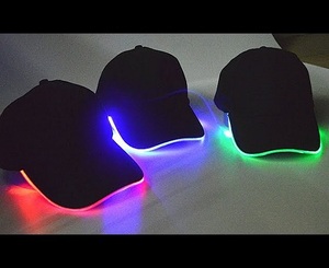 Conception personnalisée en gros 6 panneaux papa casquette de baseball multicolore lumière LED à la mode broderie tissu imperméable pour les fêtes - Product Image 4