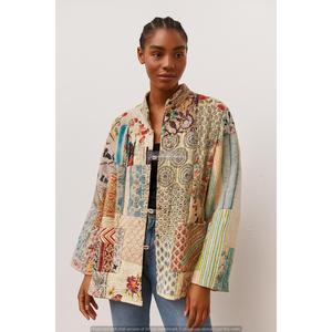 Veste réversible en coton et soie matelassée style bohème, faite main, avec imprimé bloc et patchwork, style universitaire, personnalisable avec logo, pour l'automne - Product Image 1